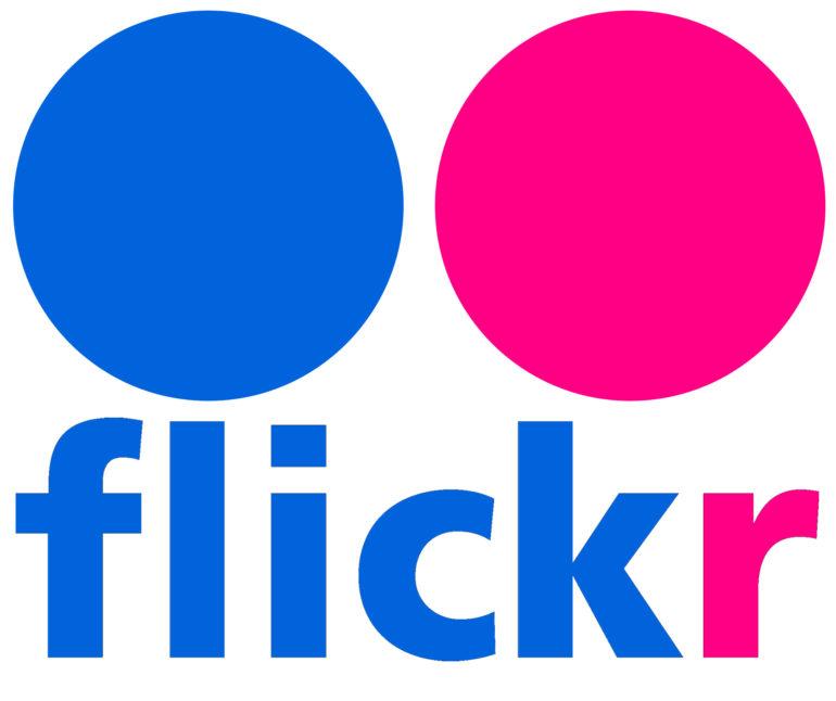 Flickr starts letting users login with Facebook